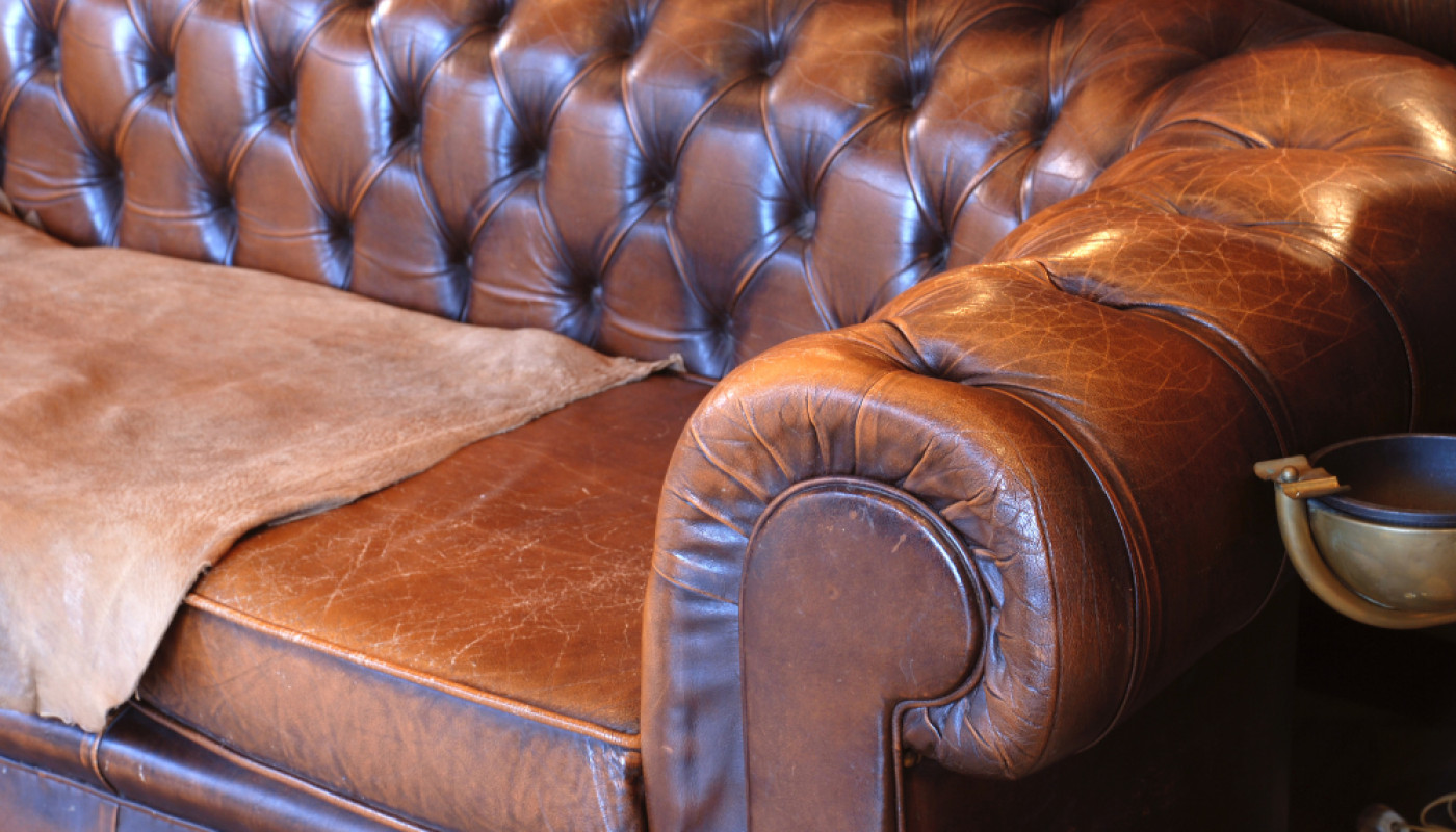 Vers qui se tourner pour rénover le cuir de son vieux canapé ?
